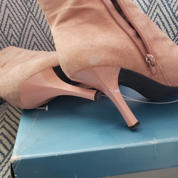 Boots - Picture 3 of 5